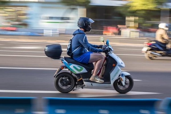 Comment adapter une moto électrique pour des trajets longs sans infrastructure de recharge ?